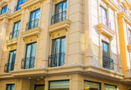 Deluxe Newport Hotel