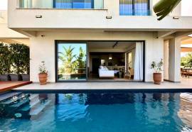 Lora Pearl Luxury Villa By Louis Hotels