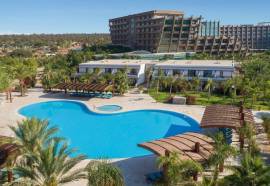 Noah's Ark Deluxe Hotel