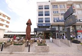 Tut Hotel