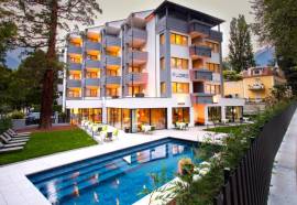 Flora Hotel & Suites