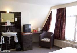 Quentin Golden Bear Hotel